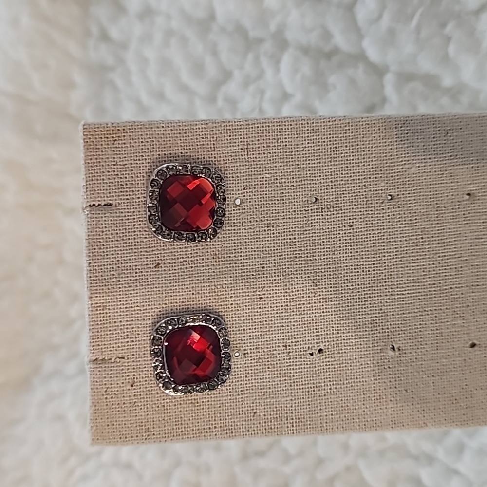 GUC Red Stone Center Earrings